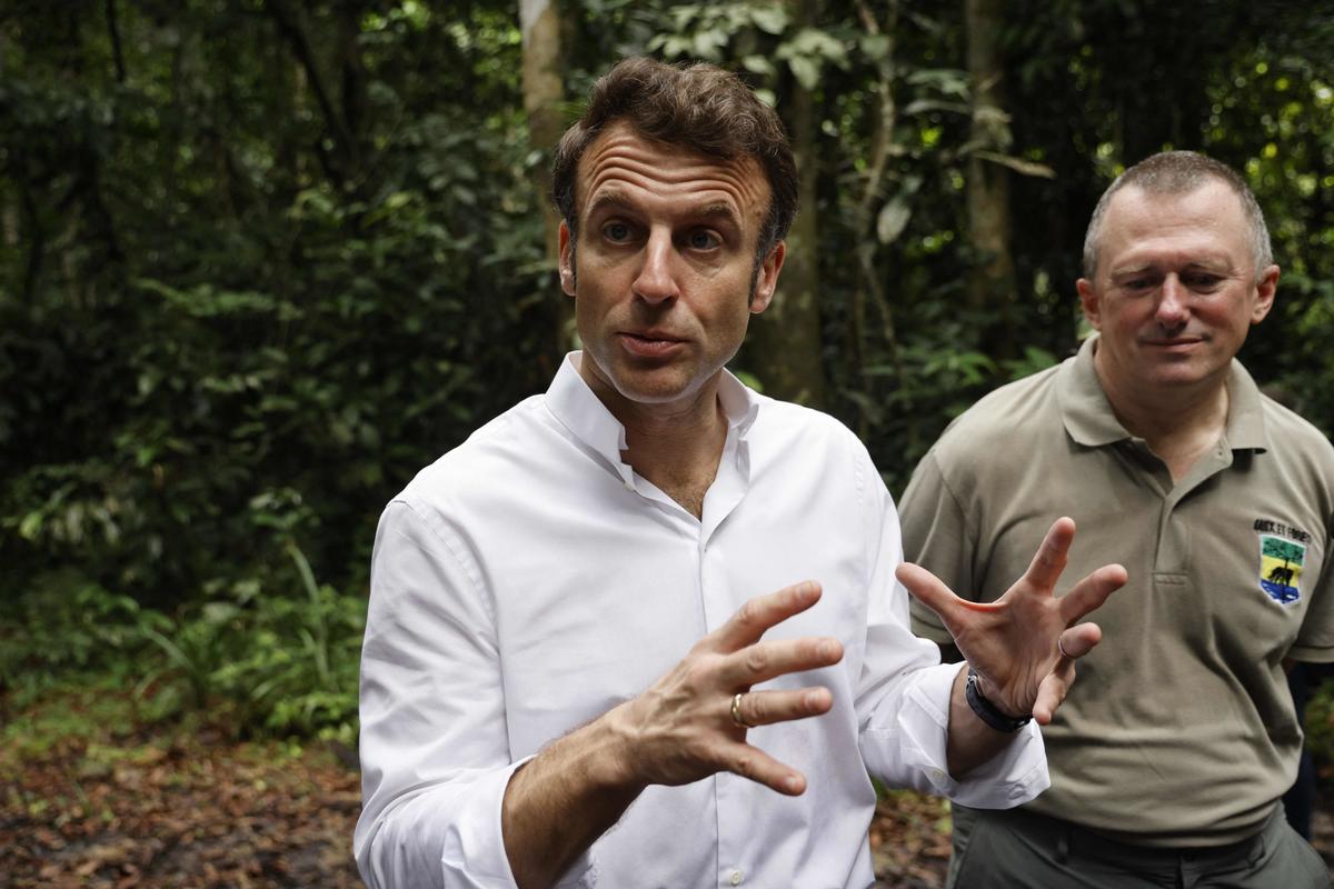 découvrez comment emmanuel macron lutte contre la désinformation et renforce le soutien de la france en afrique. analyse des enjeux et des actions du président face à ces défis.