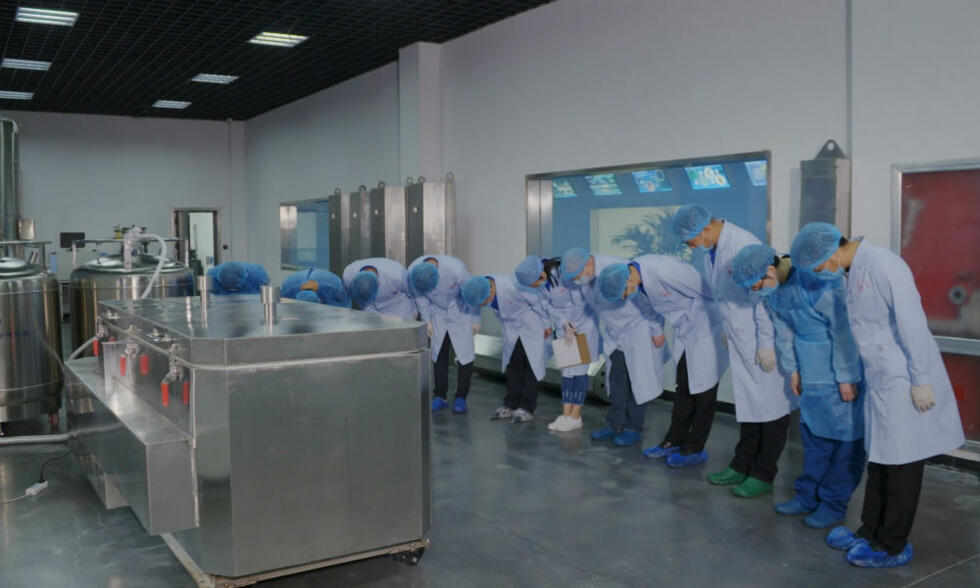 un milliardaire chinois cryogénise sa femme décédée et commence une nouvelle vie, explorant les limites de la science et de l'amour.