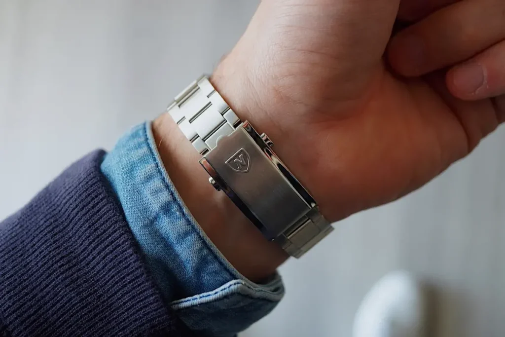 découvrez l'histoire du nivada grenchen f77, une montre emblématique alliant hommage horloger et stratégie marketing efficace.