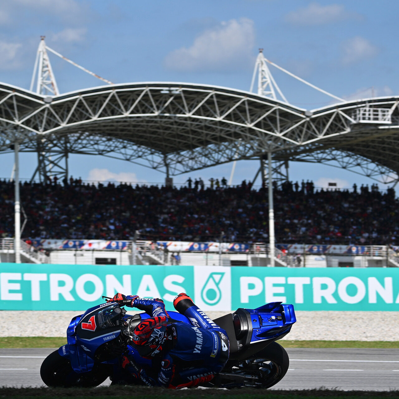 découvrez pourquoi fabio quartararo exprime des doutes sur le moteur v4 yamaha prévu pour 2026, et quelles pourraient être les conséquences pour l'équipe et la compétition.