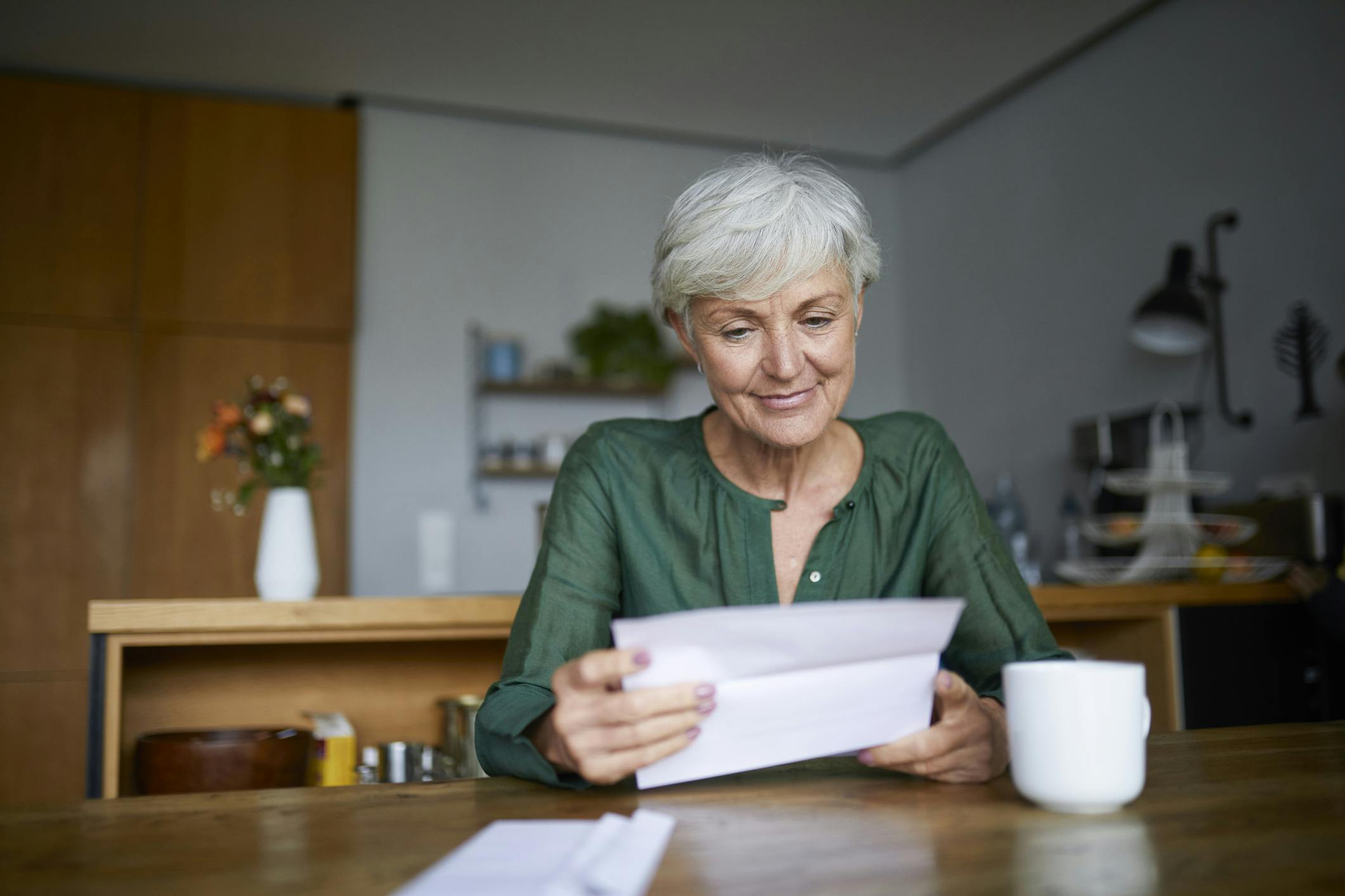 découvrez les raisons pour lesquelles votre retraite peut être suspendue, les démarches à suivre pour résoudre la situation et comment éviter l’interruption de votre pension de retraite.