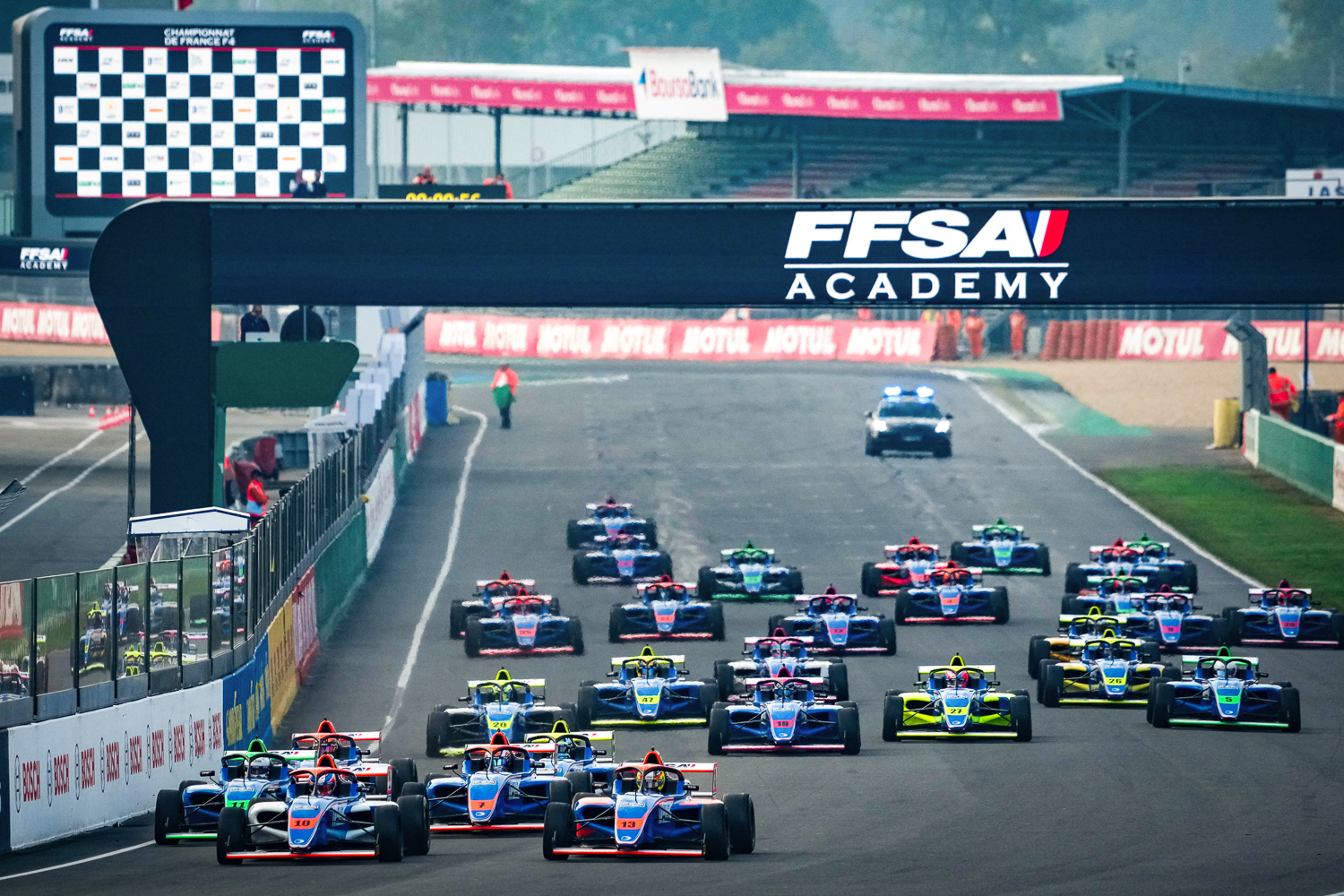 découvrez le triomphe français en f1 academy, mettant en lumière le talent et la passion des pilotes français dans cette compétition prestigieuse de formule 1.