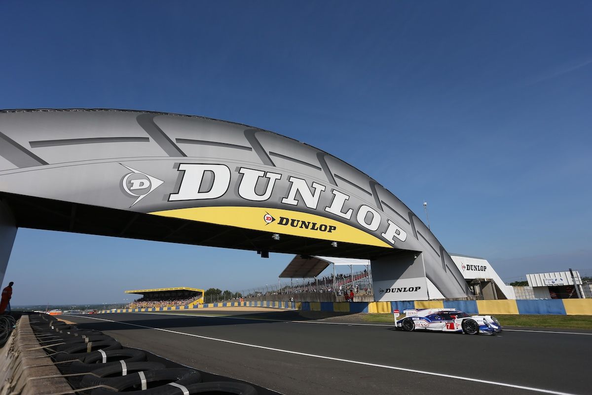 découvrez des décennies d'histoires captivantes sous la passerelle dunlop, un lieu riche en culture et en souvenirs.