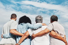 une avocate met en garde sur les risques liés aux donations immobilières et conseille sur les précautions à prendre pour protéger ses intérêts.