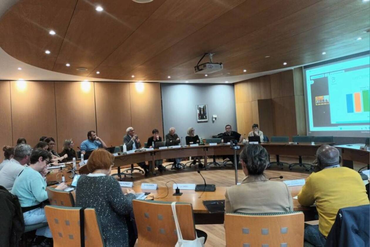 découvrez les tensions et les débats financiers qui ont marqué le dernier conseil municipal de bas-en-basset.