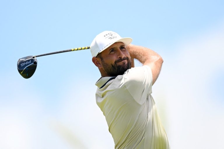 brooks koepka quitte le circuit saoudien pour des raisons familiales, mettant sa carrière internationale en pause afin de se consacrer à sa vie personnelle.