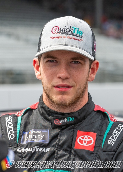 chandler smith prolonge son contrat avec front row motorsports, renforçant ainsi sa collaboration avec l'équipe pour les prochaines saisons de course.