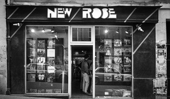 découvrez la photographie emblématique de claude gassian capturant patti smith et l'album horses à paris en 1976, une immersion unique dans l'histoire musicale.