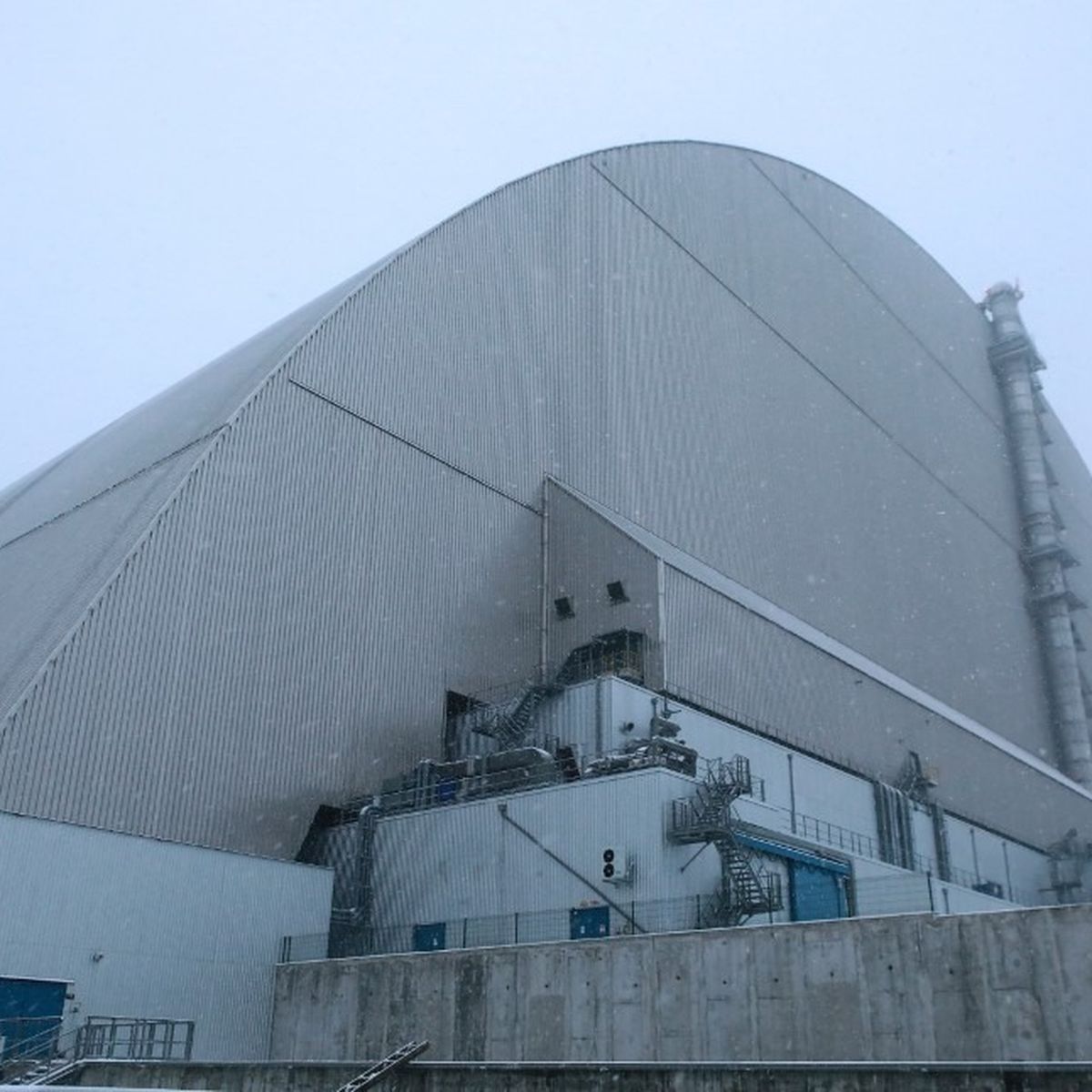 découvrez comment le confinement autour de tchernobyl représente une menace pour la sécurité selon l'aiea, et les mesures prises pour gérer cette crise nucléaire.
