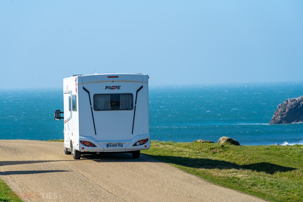 découvrez l'histoire inspirante d'un couple anglais qui a choisi le finistère pour vivre une aventure hivernale en camping-car, alliant nature, tranquillité et découvertes uniques.
