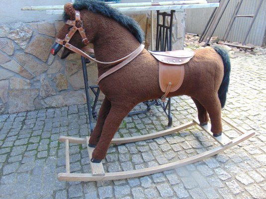 découvrez le charme des chevaux à bascule en bois dans le doubs, un trésor artisanal alliant tradition et douceur pour petits et grands.