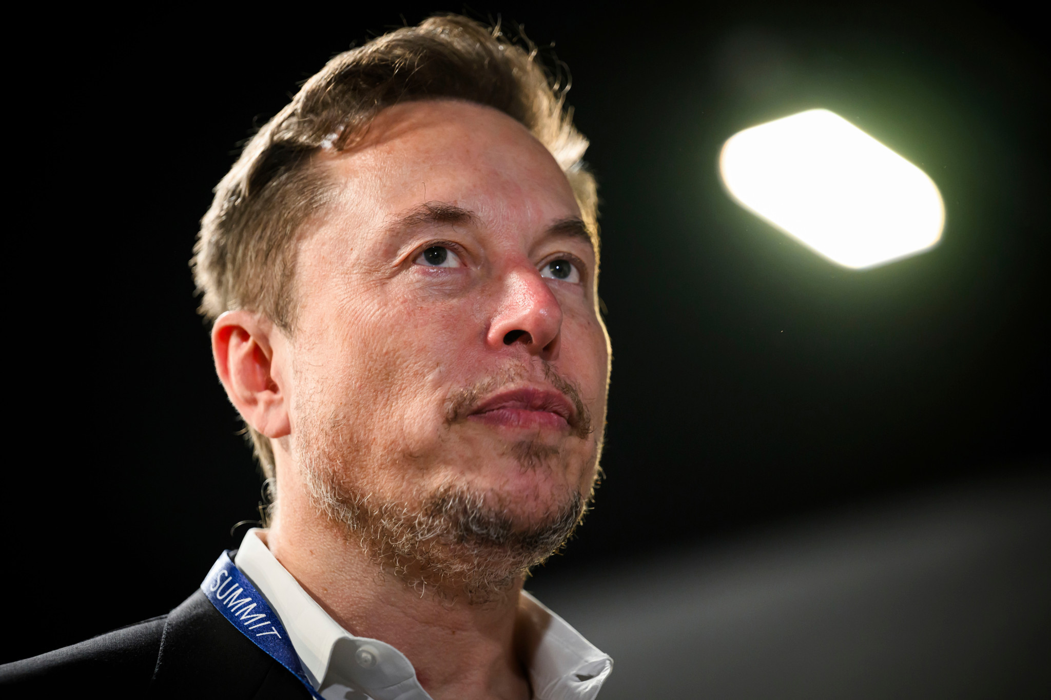 elon musk critique fermement l'amende de 120 millions d'euros et appelle à la dissolution de l'union européenne, suscitant un vif débat au sein de la communauté internationale.