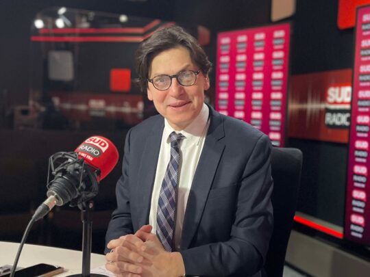 découvrez comment frédéric dabi prend la tête en indre dans un contexte marqué par une éclipse du politique, analysant les enjeux et impacts de cette situation.