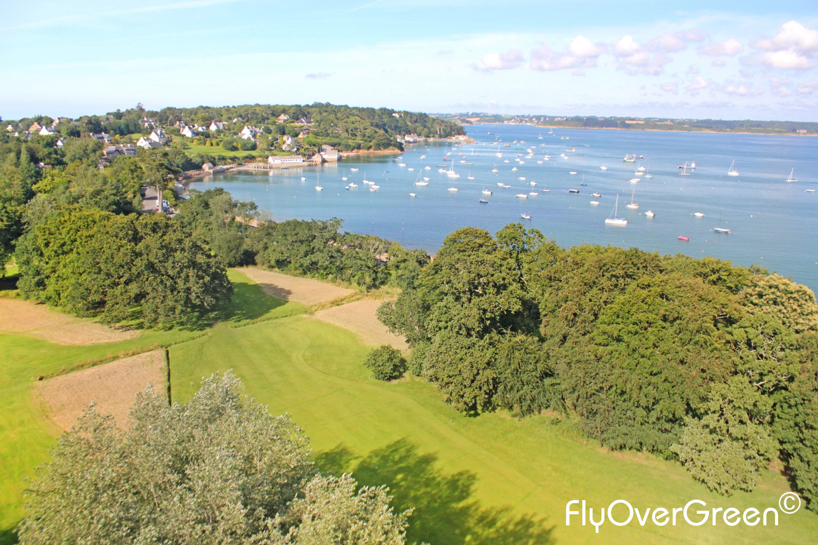 découvrez le golf baie de morlaix, le 3e parcours officiel du finistère, un terrain d'exception alliant challenge et paysages magnifiques pour tous les passionnés de golf.