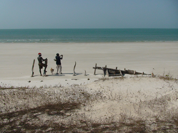 découvrez les îles bijagos en afrique, où les plages reculent de 2 mètres par an, un phénomène naturel impactant cet archipel unique.