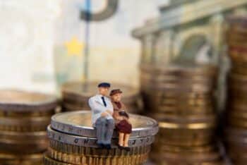 découvrez comment la possession de biens immobiliers à l'étranger influence les aides financières destinées aux retraités en france, et quelles sont les implications fiscales et sociales.