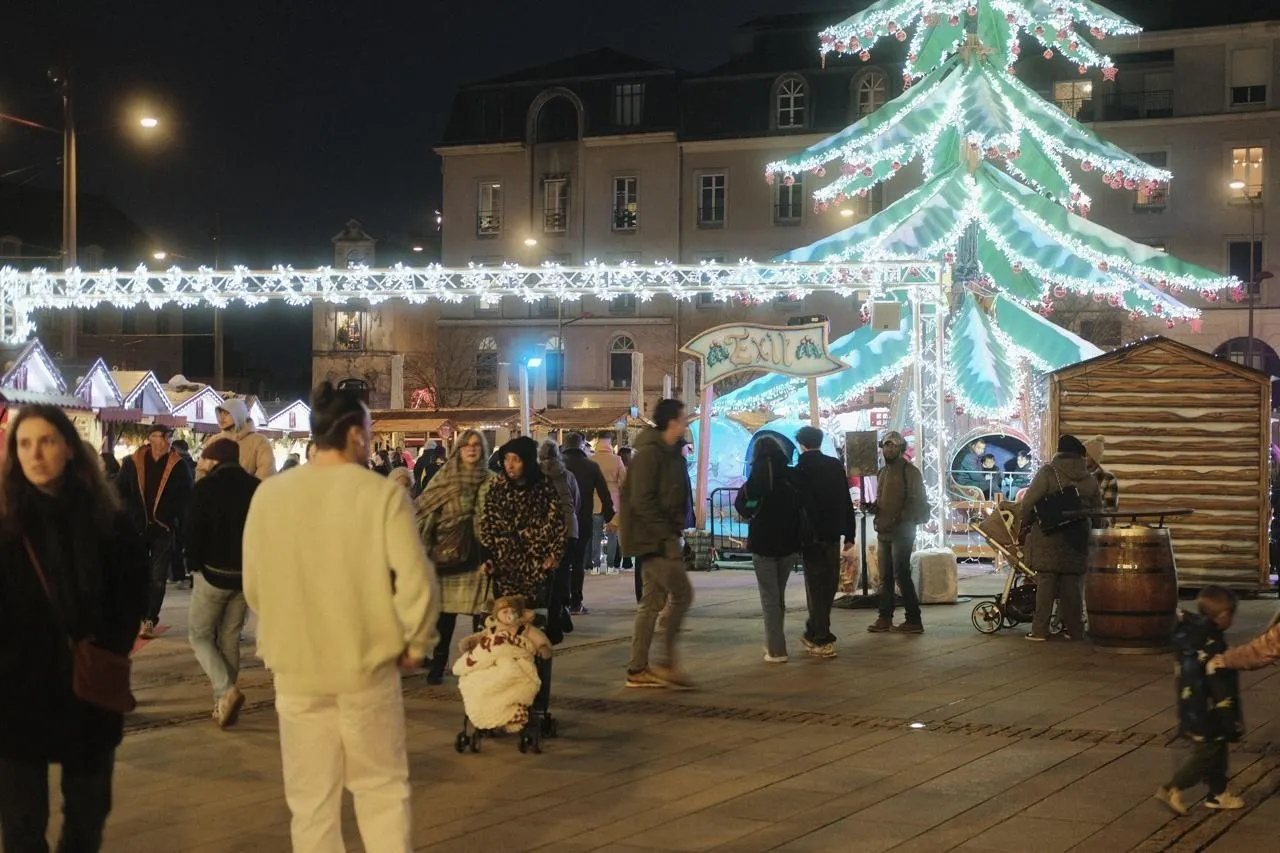 le marché de noël 2025 au mans enregistre une baisse significative de 40 % du chiffre d'affaires des commerçants, impactant l'ambiance festive et l'économie locale.