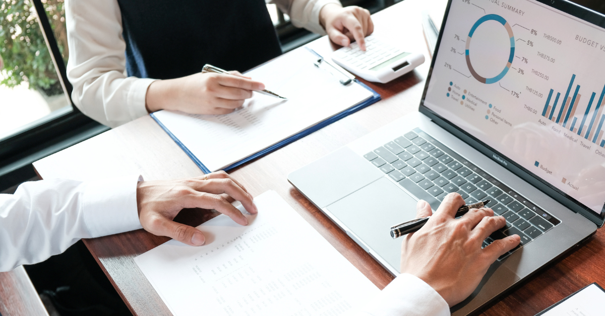 découvrez comment le marketing traditionnel s'intègre aux stratégies des marques-médias pour optimiser leur visibilité et engagement.