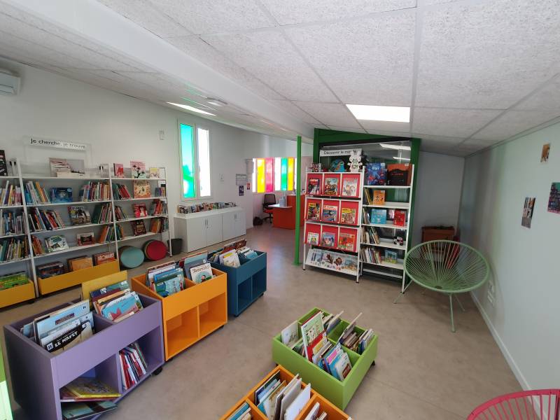 découvrez notre médiathèque colorée dédiée au sport, un espace dynamique où passionnés et curieux peuvent explorer des ressources variées sur toutes les disciplines sportives.