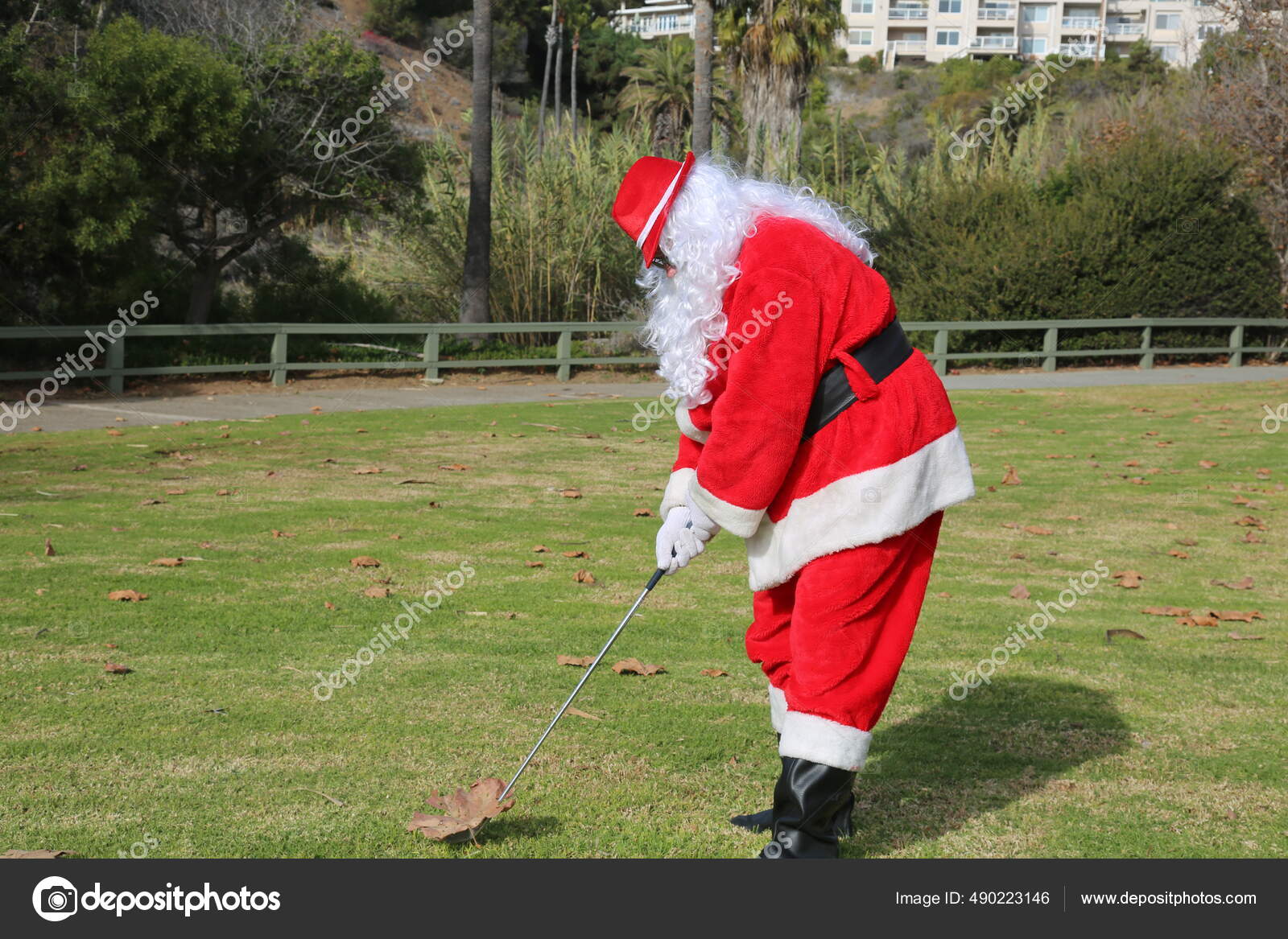 découvrez comment le père noël échange son traîneau contre une partie de golf dans une aventure pleine d'humour et de surprises pour petits et grands.