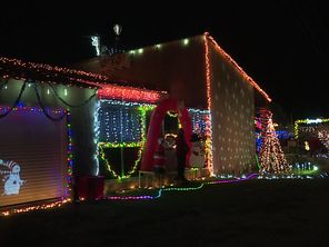 le père noël troque son traîneau contre un club de golf pour une aventure inattendue mêlant fête et sport.