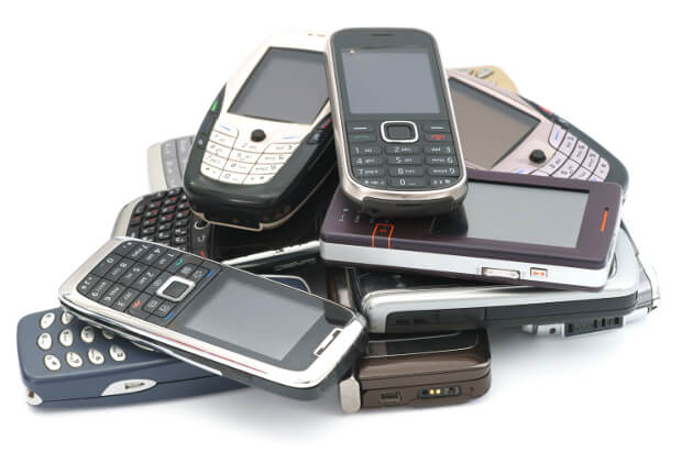 découvrez pourquoi il est préférable de ne pas laisser un vieux téléphone oublié au fond d'un tiroir et comment lui donner une seconde vie utile.