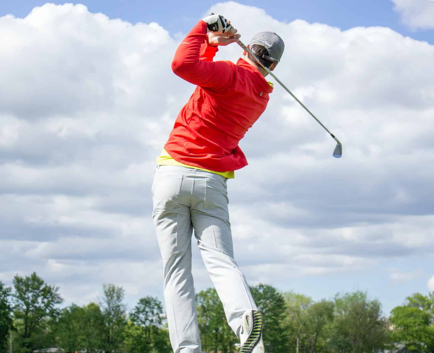 découvrez les avantages et le privilège de jouer en premier au golf, une opportunité unique pour optimiser votre performance sur le parcours.