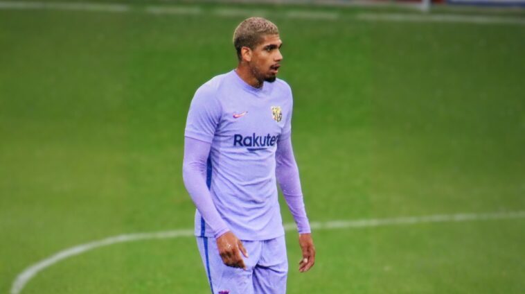 découvrez le retour mouvementé de ronald araújo, le roc défensif du fc barcelone, entre combats acharnés et moments décisifs sur le terrain.