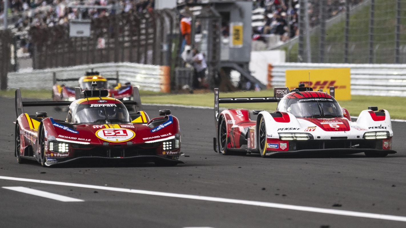 vivez le sprint final haletant où deux équipages rivalisent avec intensité pour la victoire ultime.