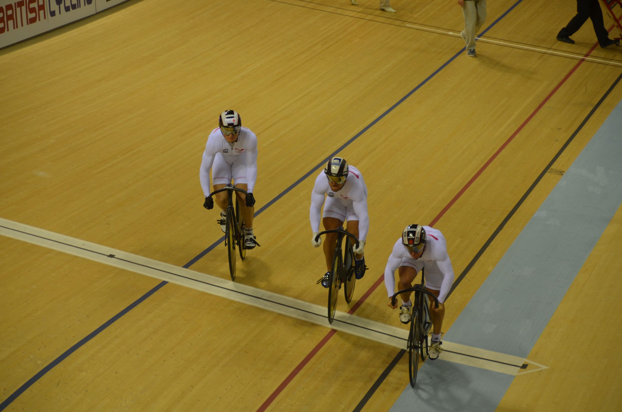 vivez un sprint final haletant entre deux équipages déterminés, où chaque seconde compte dans une course au suspense intense.