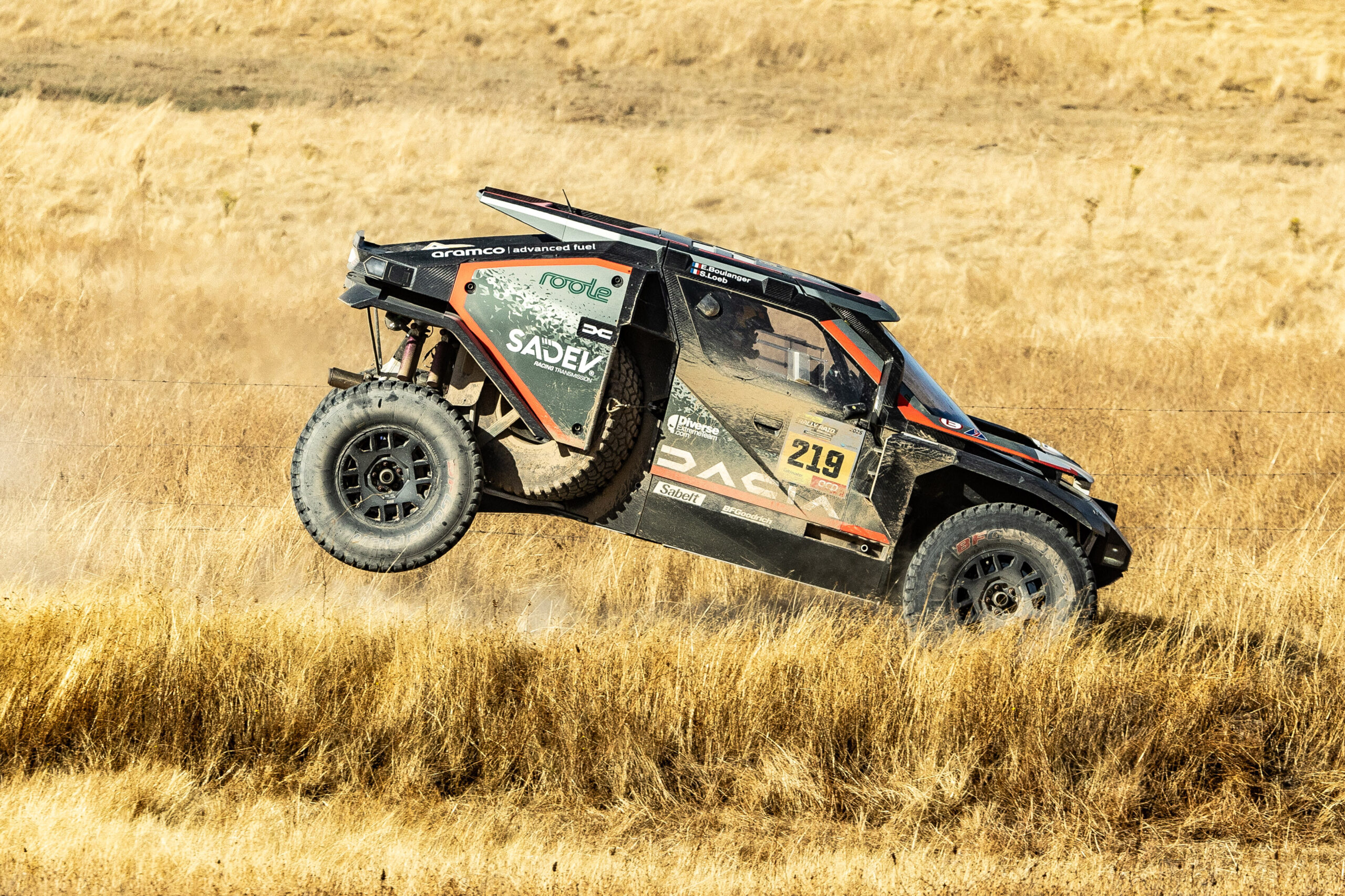 loeb vise la victoire au dakar pour célébrer ses 10 ans de passion automobile, mêlant expérience et détermination sur les routes les plus exigeantes.