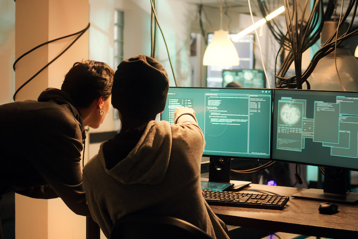 découvrez comment l’ia, à travers le phénomène de l’ouroboros linguistique, se recycle et se dévore elle-même, posant une nouvelle menace dans le domaine de l’intelligence artificielle.