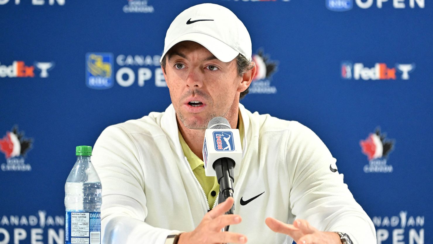 rory mcilroy accueille les joueurs liv sur le circuit pga, marquant une étape importante dans le monde du golf professionnel.