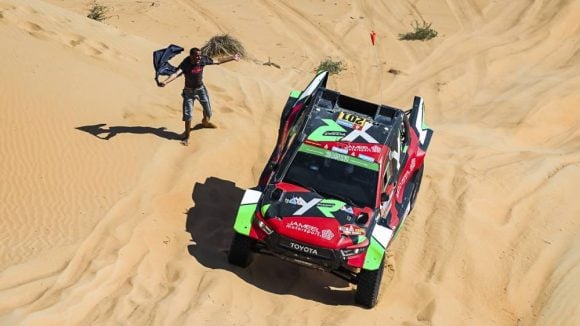 découvrez yazeed al-rajhi, le futur prodige saoudien du dakar, promettant performance et passion dans l'une des courses les plus prestigieuses au monde.