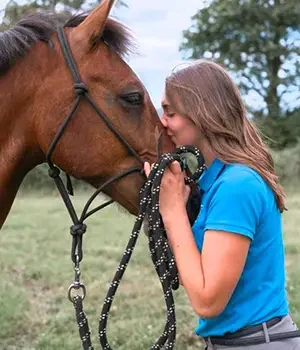 découvrez betton, une maison de retraite dédiée aux chevaux de course, offrant un cadre paisible et des soins adaptés pour le bien-être de ces athlètes retraités.