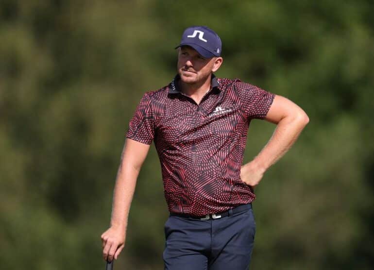golf en afrique du sud : quatre joueurs en tête avec un score de -5, rozner se positionne à -2. suivez le déroulement du tournoi et les performances des leaders.