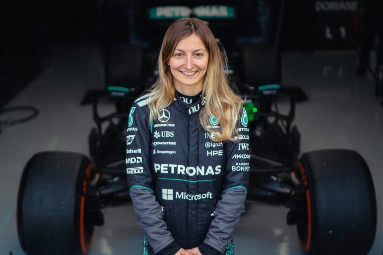 Doriane Pin prend le volant d'une ancienne F1 de Mercedes !